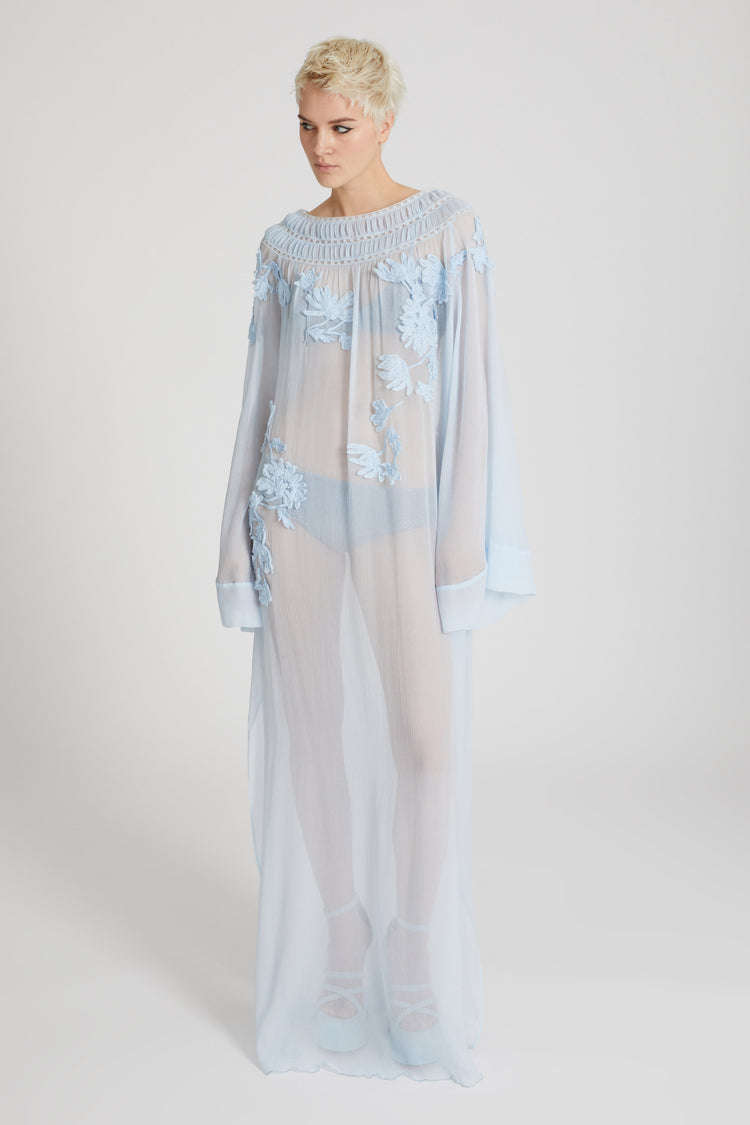 Kaftano lungo in pura seta con ricami floreali tridimensionali realizzati a mano