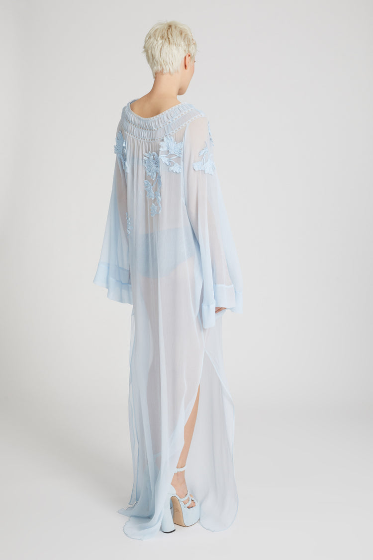 Kaftano lungo in pura seta con ricami floreali tridimensionali realizzati a mano