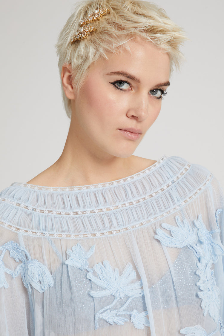 Kaftano lungo in pura seta con ricami floreali tridimensionali realizzati a mano