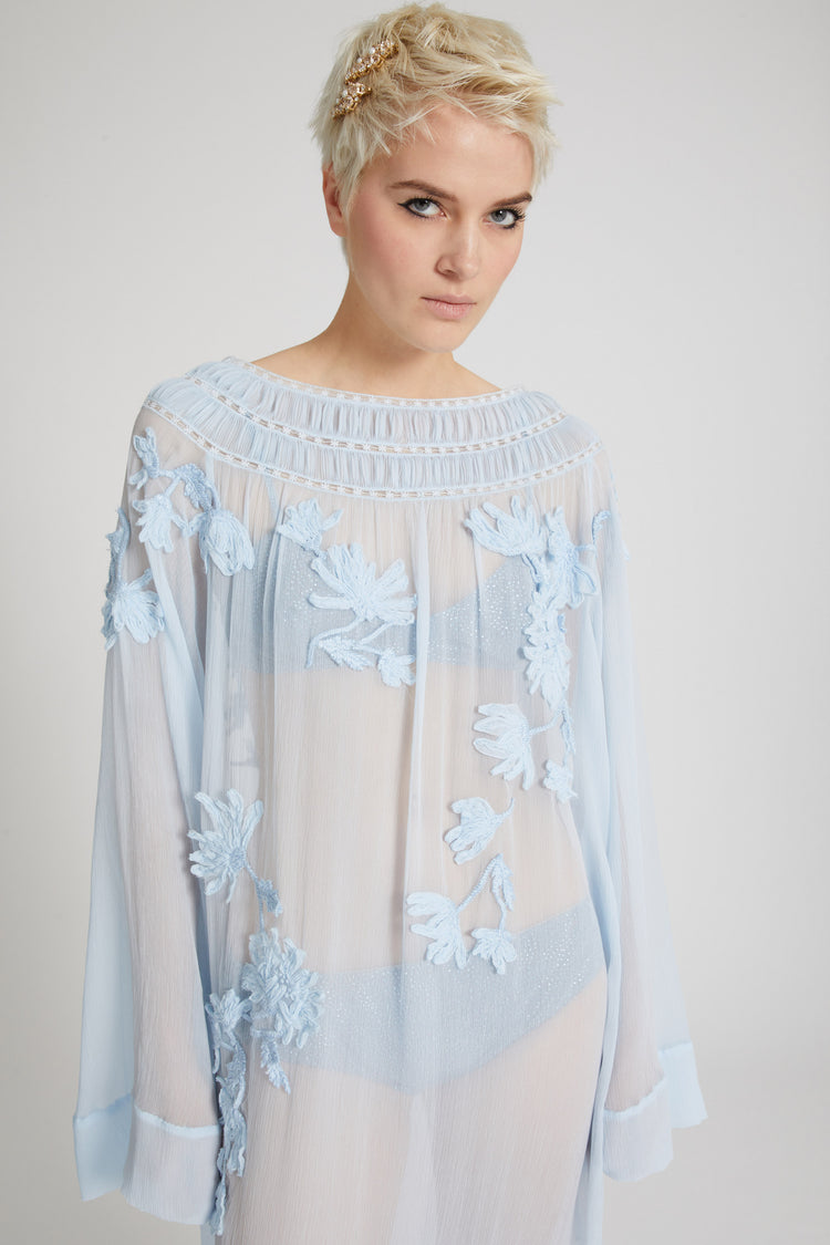 Kaftano lungo in pura seta con ricami floreali tridimensionali realizzati a mano