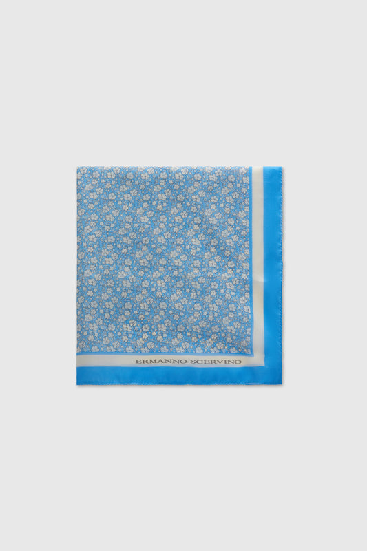 Foulard en pure soie à imprimé micro fleurs sur fond bleu clair