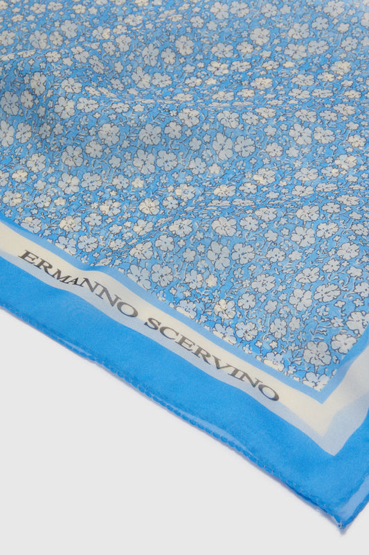 Foulard en pure soie à imprimé micro fleurs sur fond bleu clair