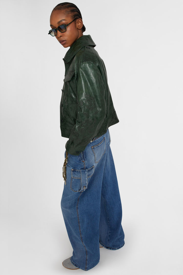 Giacca monopetto in pelle con tasche frontali e ricami floreali realizzati a mano