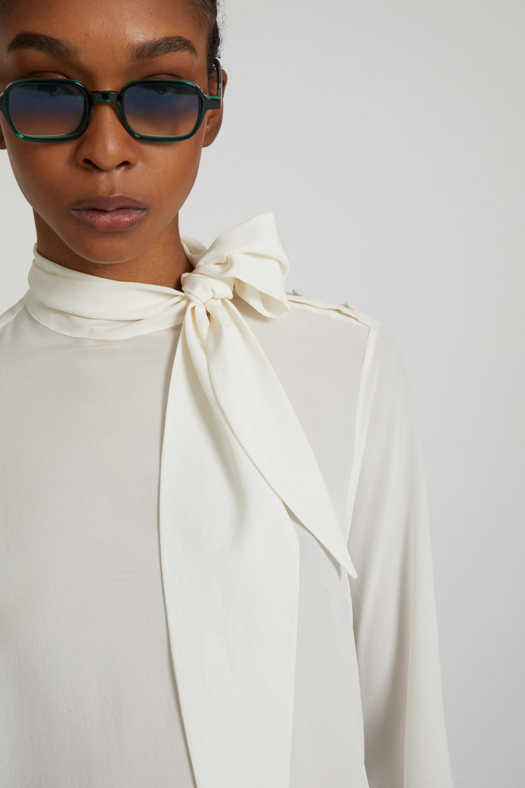Chemisier en pure soie avec nœuds décoratifs