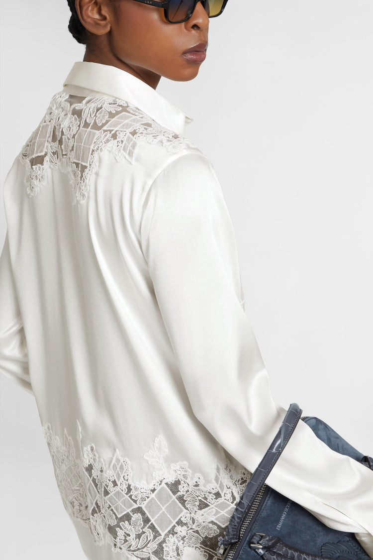 Chemise en soie extensible avec empiècement en dentelle brodée à la main