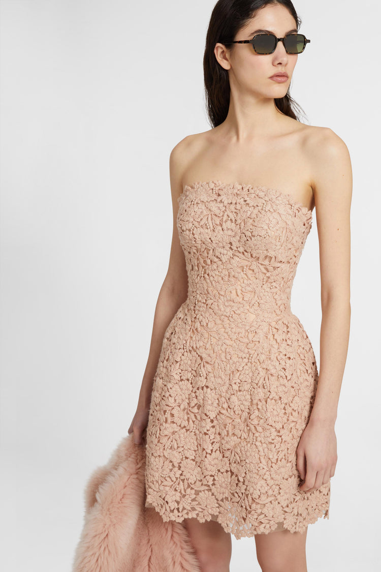 Robe bustier en dentelle macramé de laine