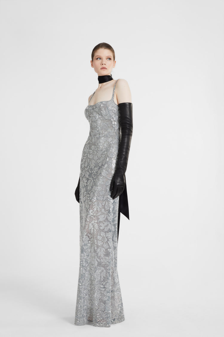 Abito lungo in pizzo e cristalli