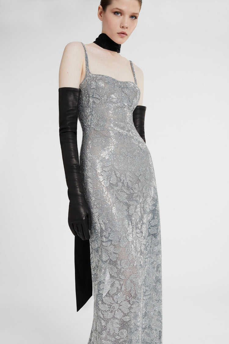 Abito lungo in pizzo e cristalli