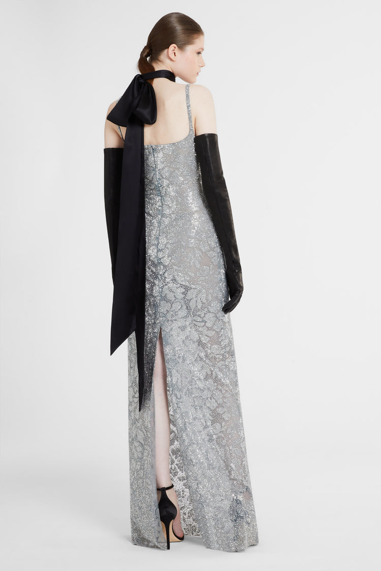 Abito lungo in pizzo e cristalli