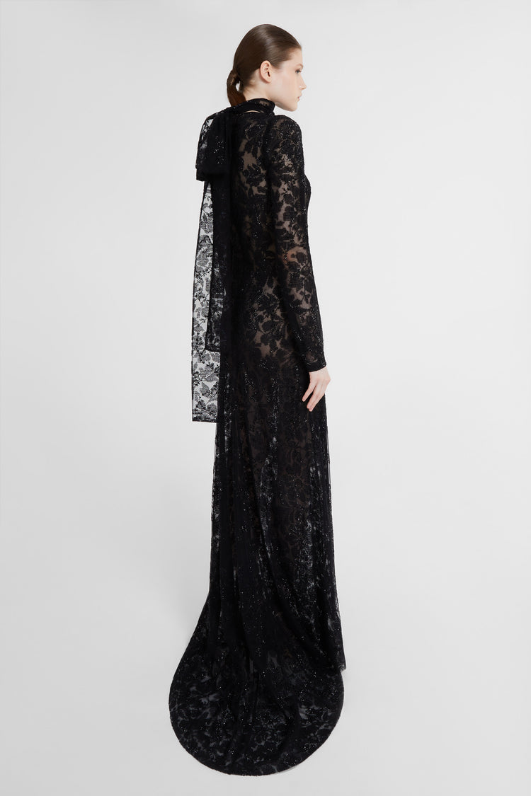 Robe longue en dentelle avec écharpe assortie et combinaison en crêpe