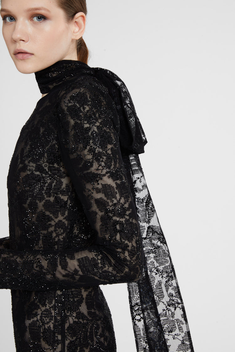 Robe longue en dentelle avec écharpe assortie et combinaison en crêpe