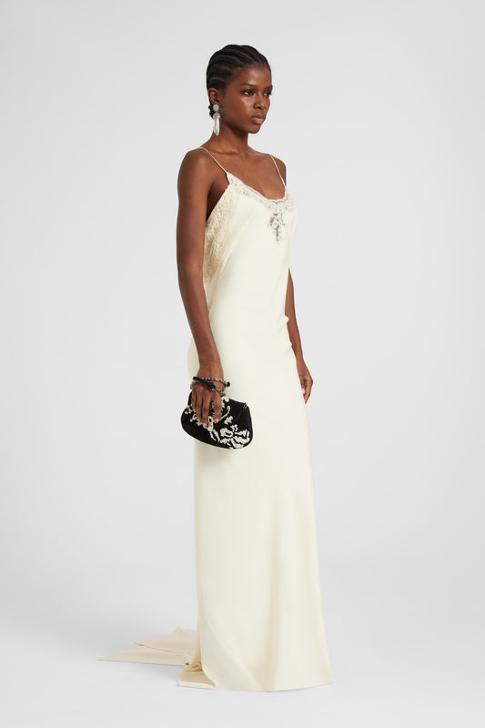 Robe longue lingerie en satin de soie avec détails en dentelle