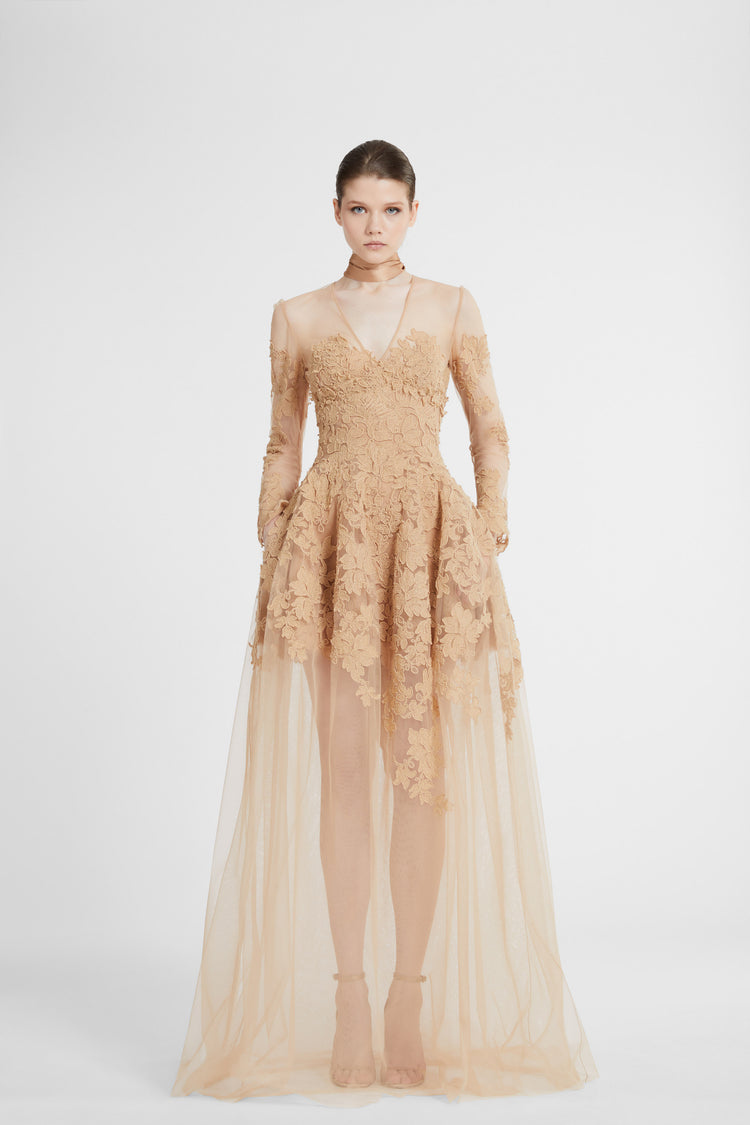 Abito in tulle e pizzo rebrodé con manica lunga e scollo a V