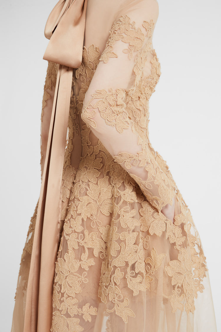 Abito in tulle e pizzo rebrodé con manica lunga e scollo a V