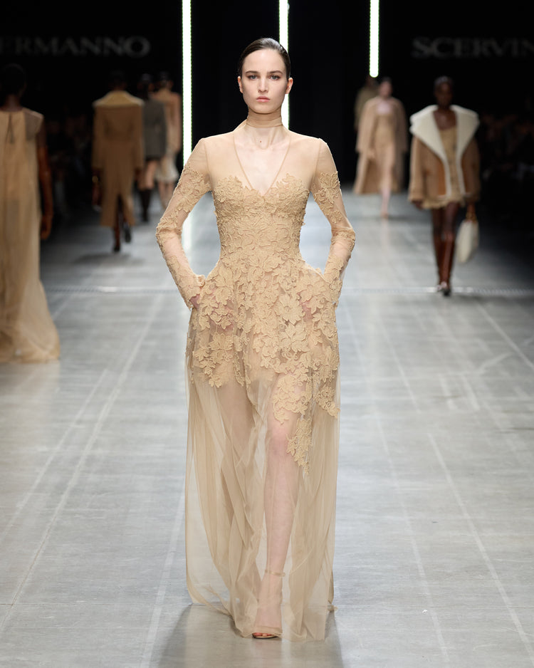 Abito in tulle e pizzo rebrodé con manica lunga e scollo a V