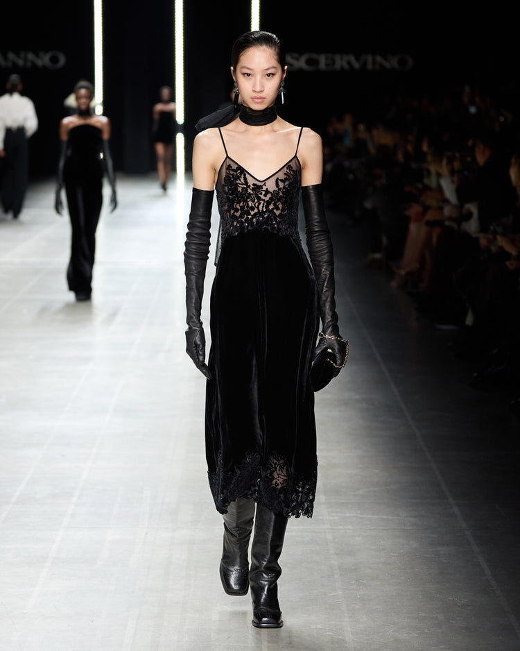 Abito lingerie in velluto di viscosa e seta con intagli e pizzo rebrodé