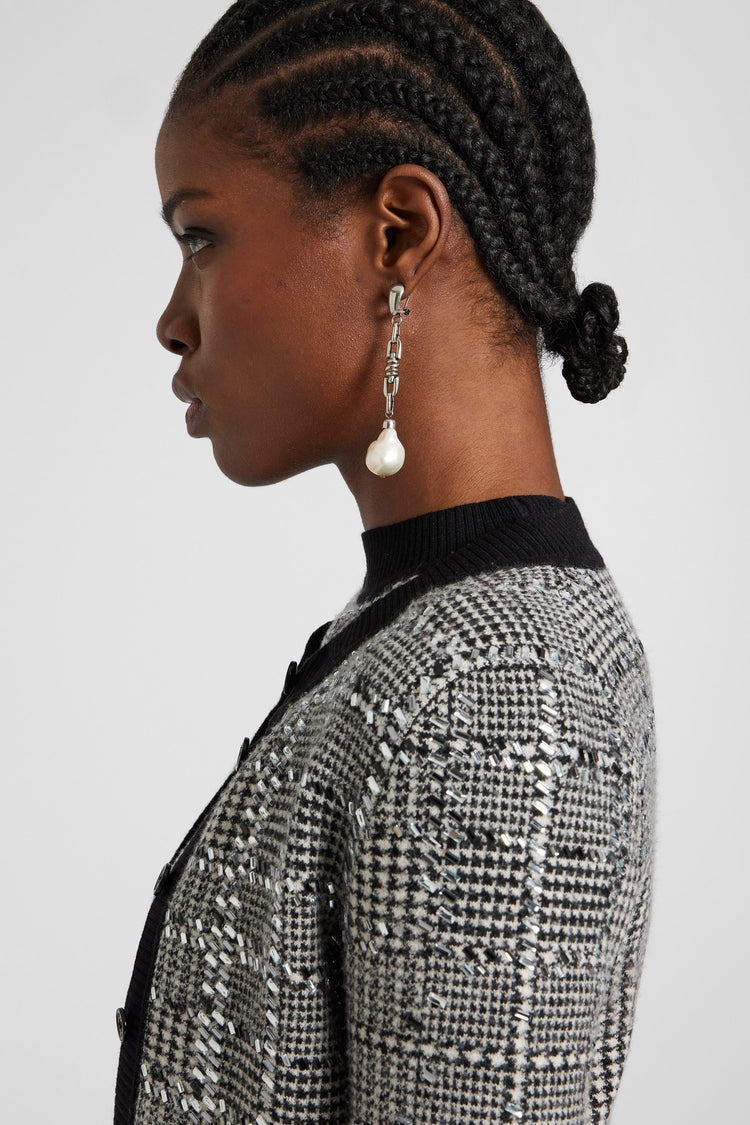 Dangling earrings with knot and freshwater pearls silver tone