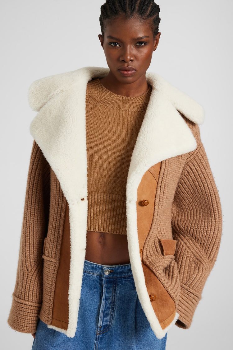 Cardigan oversize in misto lana merino con inserti in camoscio e collo in shearling