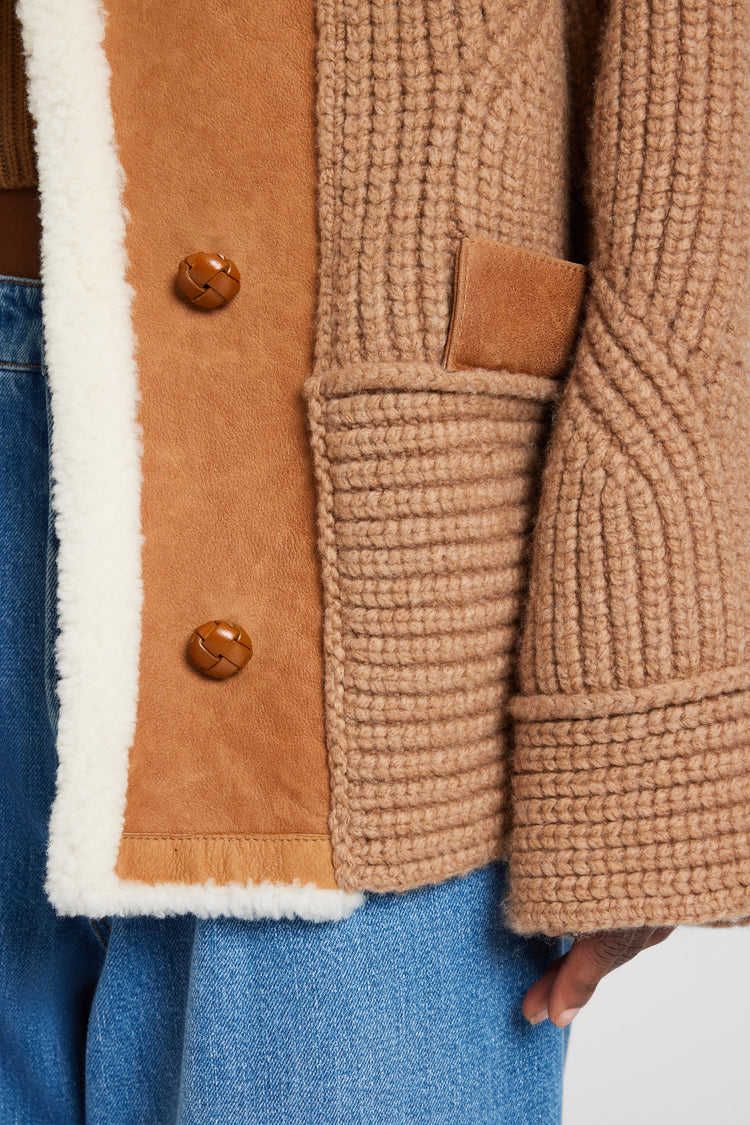 Cardigan oversize in misto lana merino con inserti in camoscio e collo in shearling