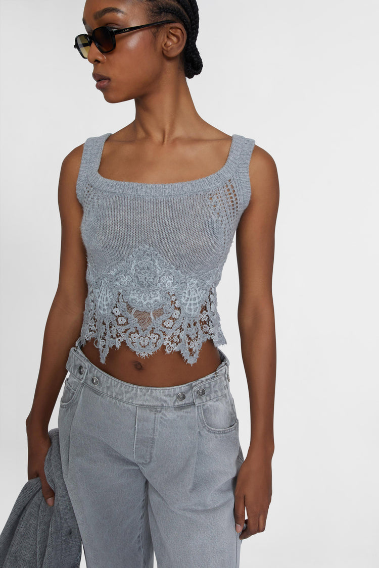 Top in puro cashmere con pizzo rebrodé e inserti a jour