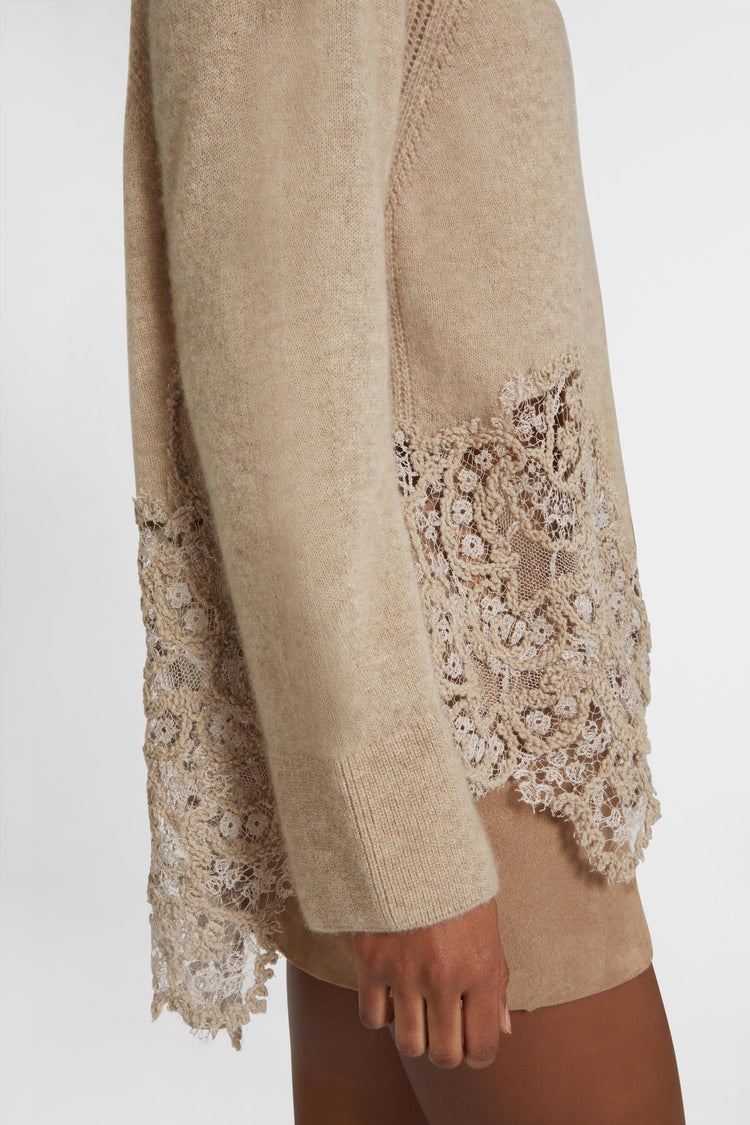 Pull en pur cachemire à large encolure et dentelle rebrodée