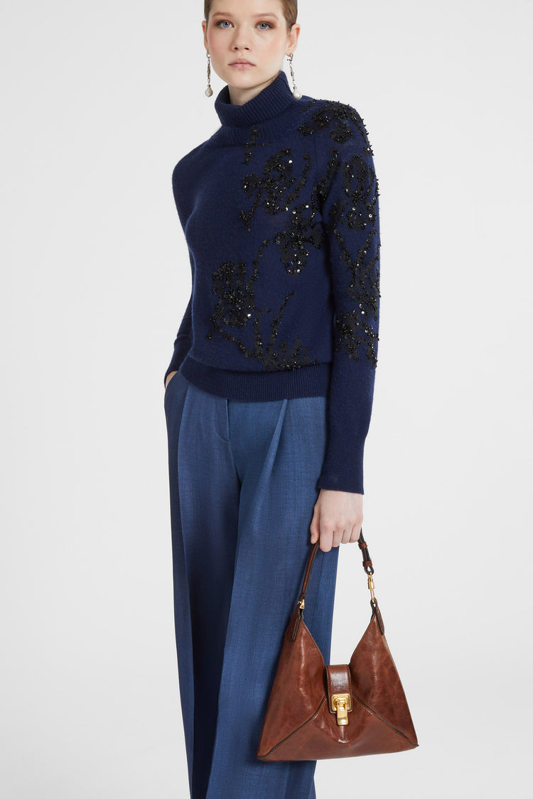 Maglione in puro cashmere con collo alto e iris ricamato a mano