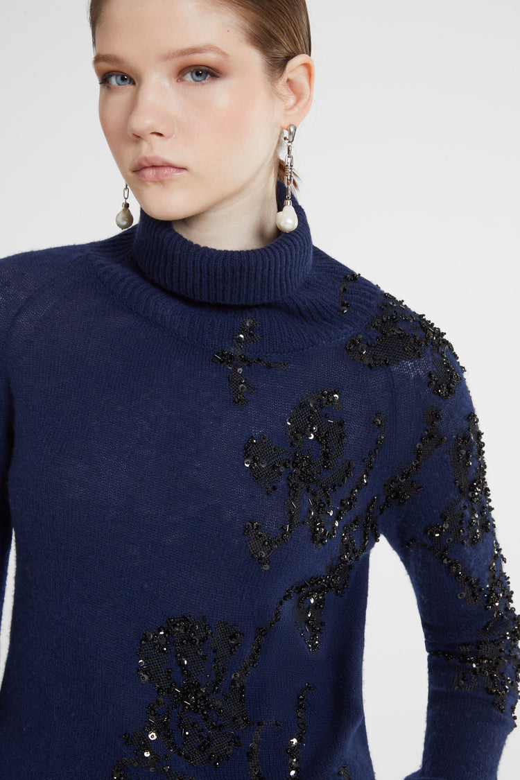 Maglione in puro cashmere con collo alto e iris ricamato a mano