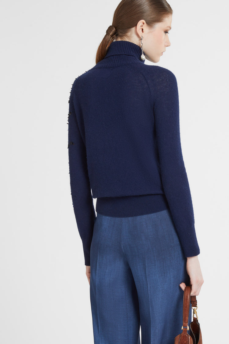 Maglione in puro cashmere con collo alto e iris ricamato a mano