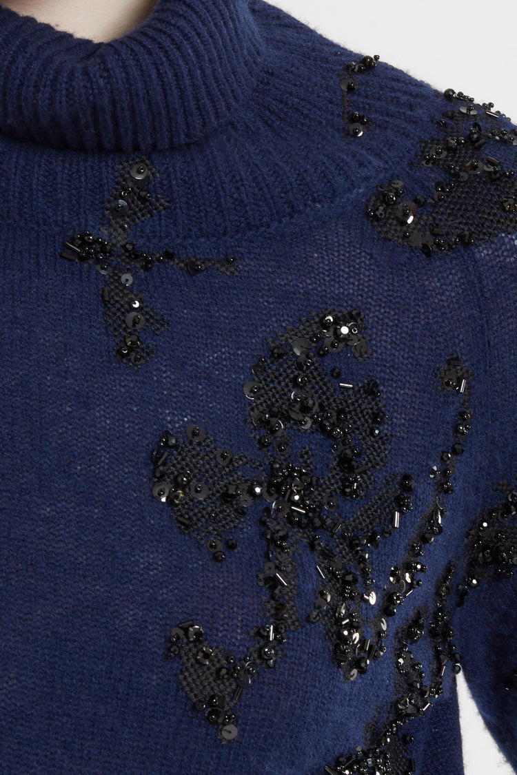 Maglione in puro cashmere con collo alto e iris ricamato a mano