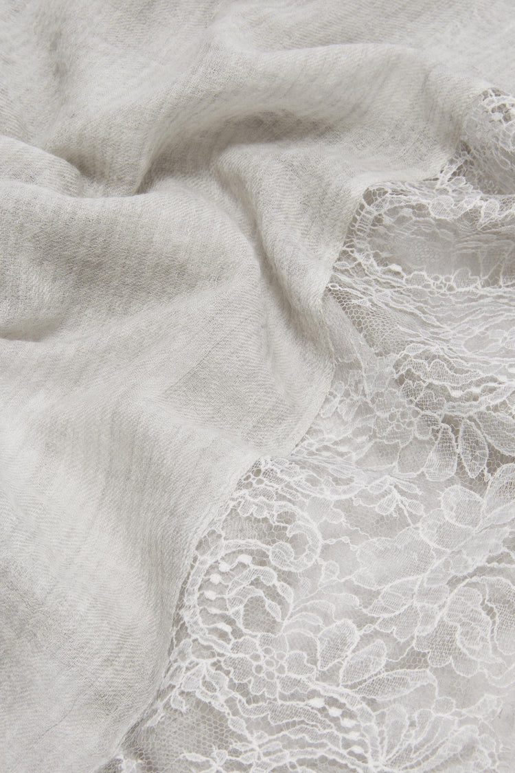 Sciarpa in cashmere grigio melange con bordo in pizzo chantilly