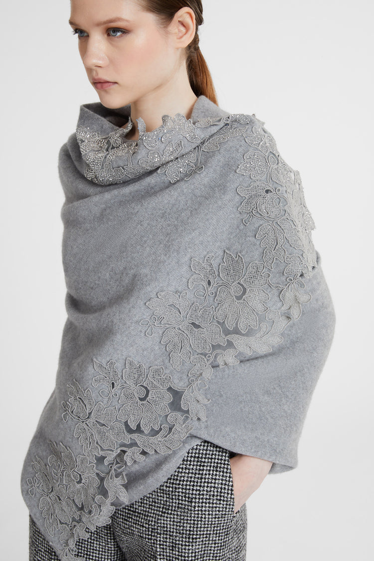 Stola in puro cashmere con intaglio e pizzo piccolo punto arricchito da cristalli
