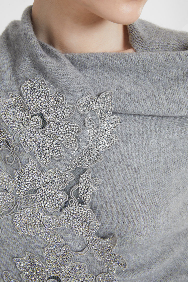 Stola in puro cashmere con intaglio e pizzo piccolo punto arricchito da cristalli