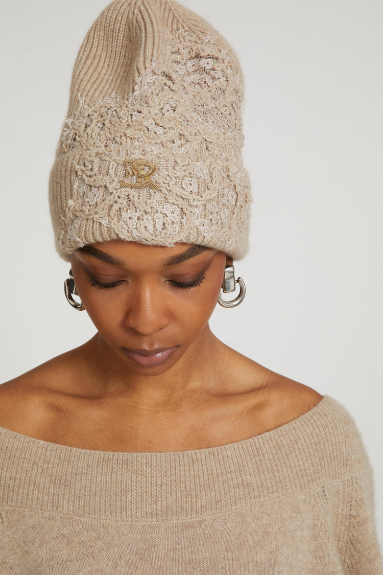 Pure cashmere hat with embroidered logo and rebrode lace