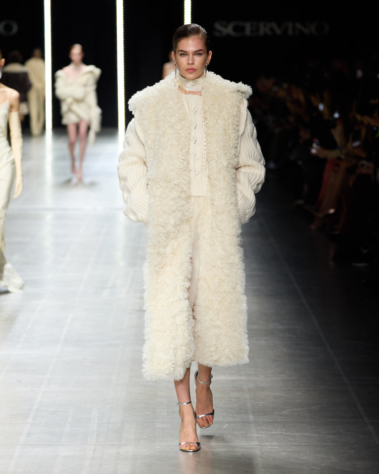 Oversize coat in pure virgin wool with knitwear details and cruelty-free sheepskin fur