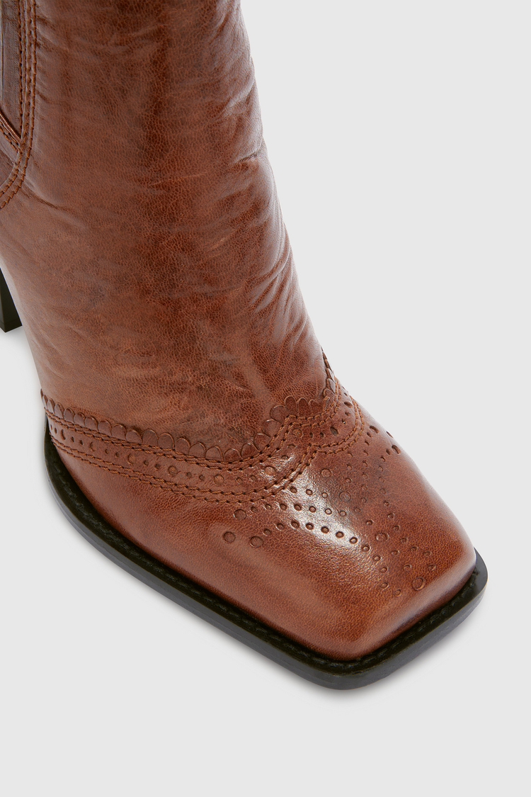 Vegetable leather ankle boot with brogue detail