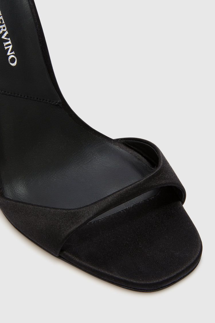 Sandalo in raso nero con allacciatura alla caviglia