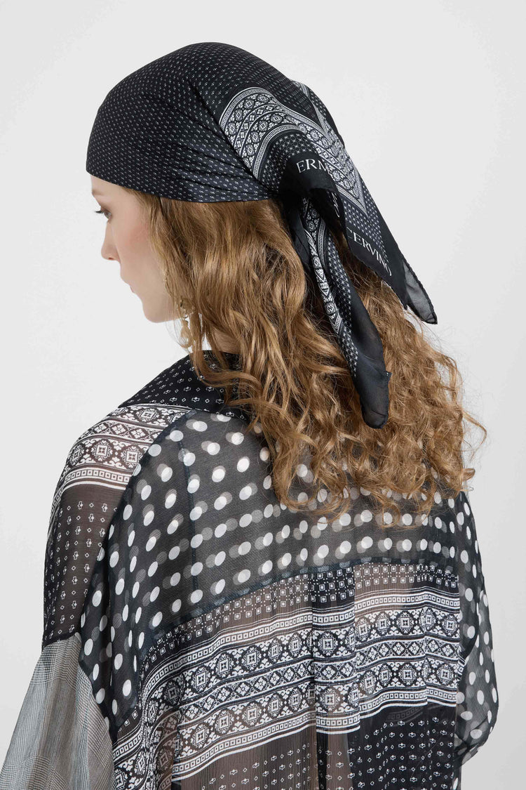 Foulard quadrato in pura seta con stampa bandana bianco e nero