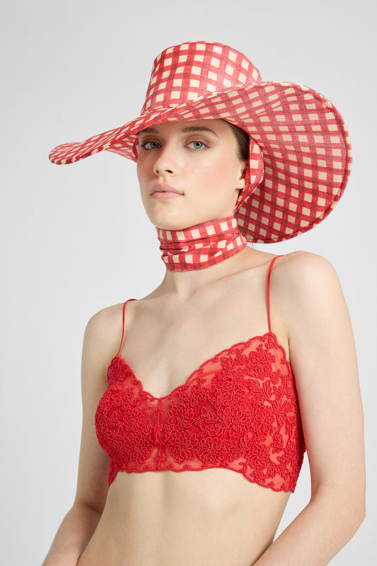 Cappello a falda larga con fiocco in foulard in crepe de chine di seta stampa vichy bianco e rosso