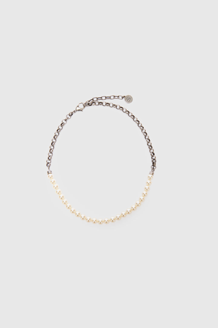 Glass pearl necklace with curb chain details
