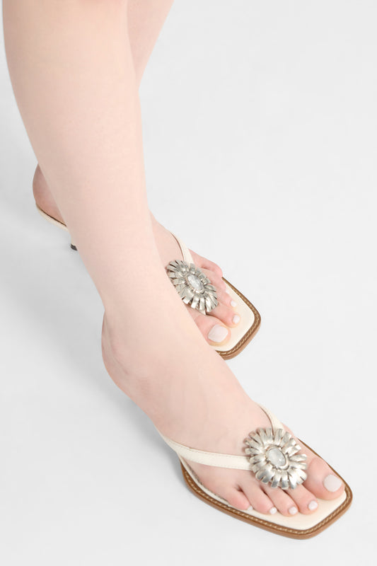 Nappa thong sandal with 5 cm heel and metal daisy