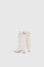Visione posteriore di stivali da cowboy bianchi, evidenziando il dettaglio della zip sul tallone che aggiunge un tocco pratico a questo classico rivisitato