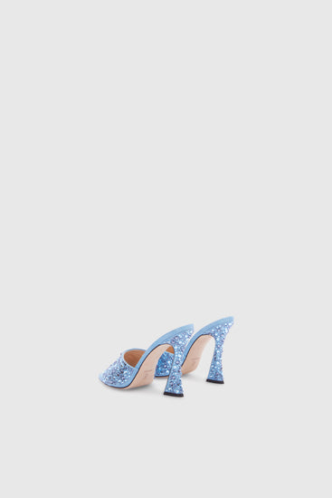 Vista posteriore di paio di scarpe modello mule con tacco azzurra con superficie ricoperta di cristalli, enfatizzando il tacco decorato 