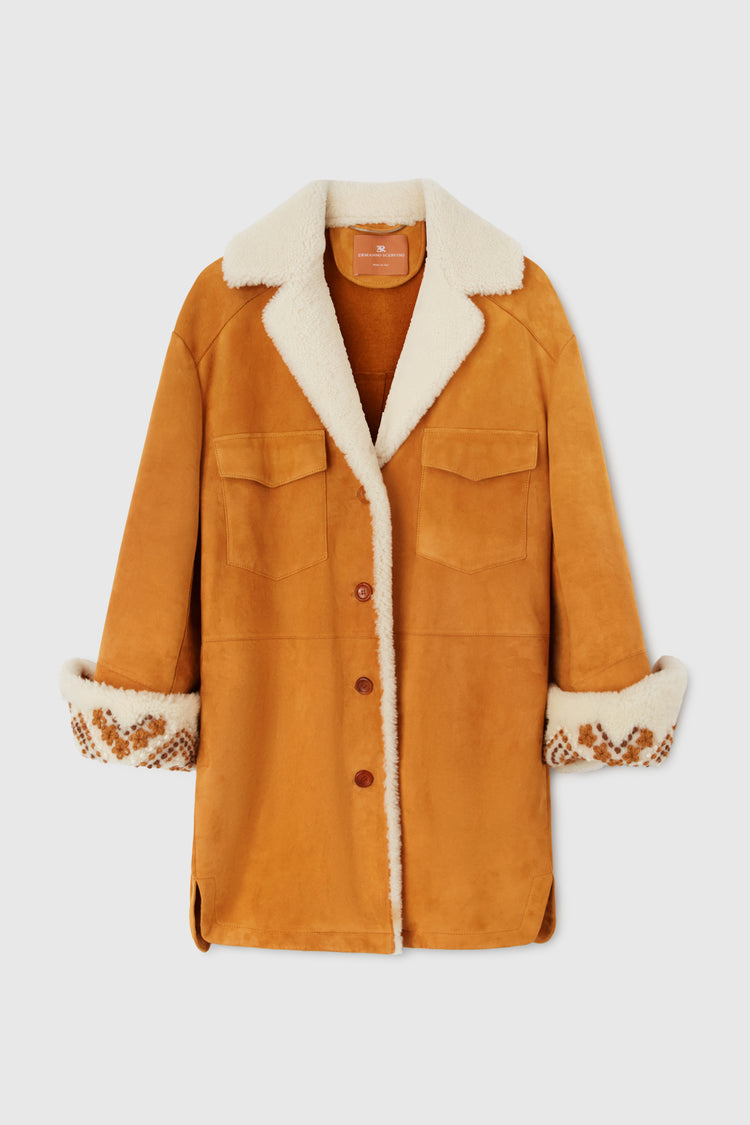 Shearling monopetto con manica ricamata a mano