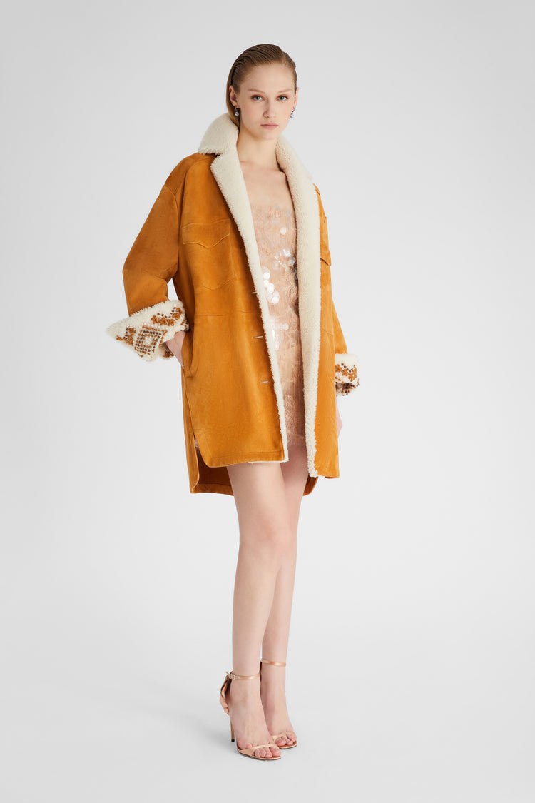 Shearling monopetto con manica ricamata a mano