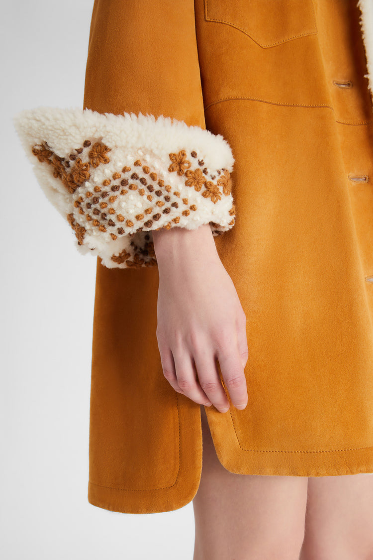 Shearling monopetto con manica ricamata a mano