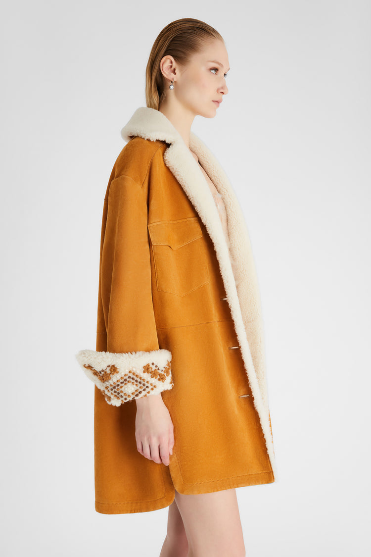 Shearling monopetto con manica ricamata a mano