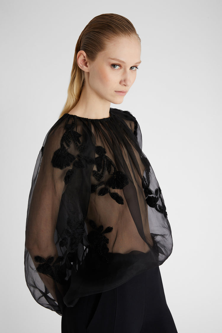 Blusa in organza con applicazioni pizzo