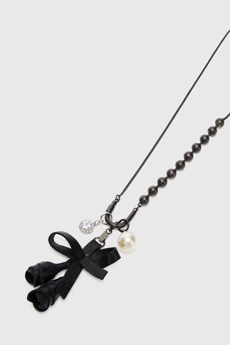 Necklace with bow and pearls