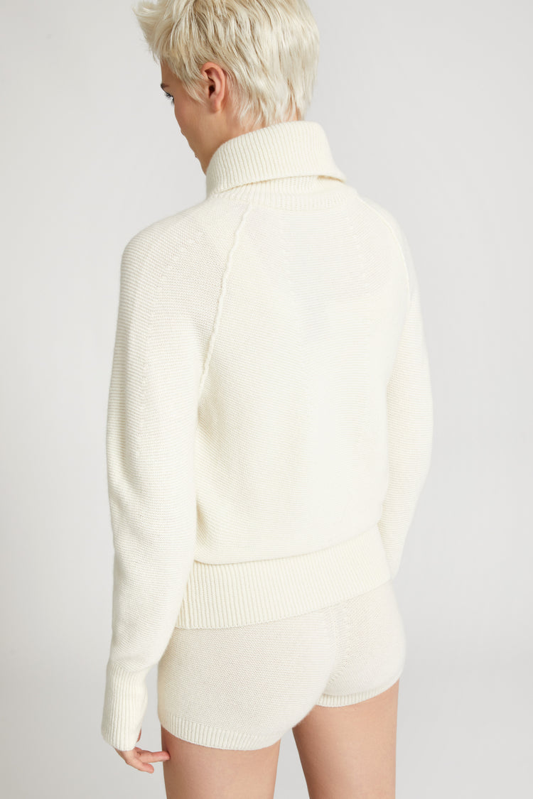 Knitted sweatshirt with zip and pockets.