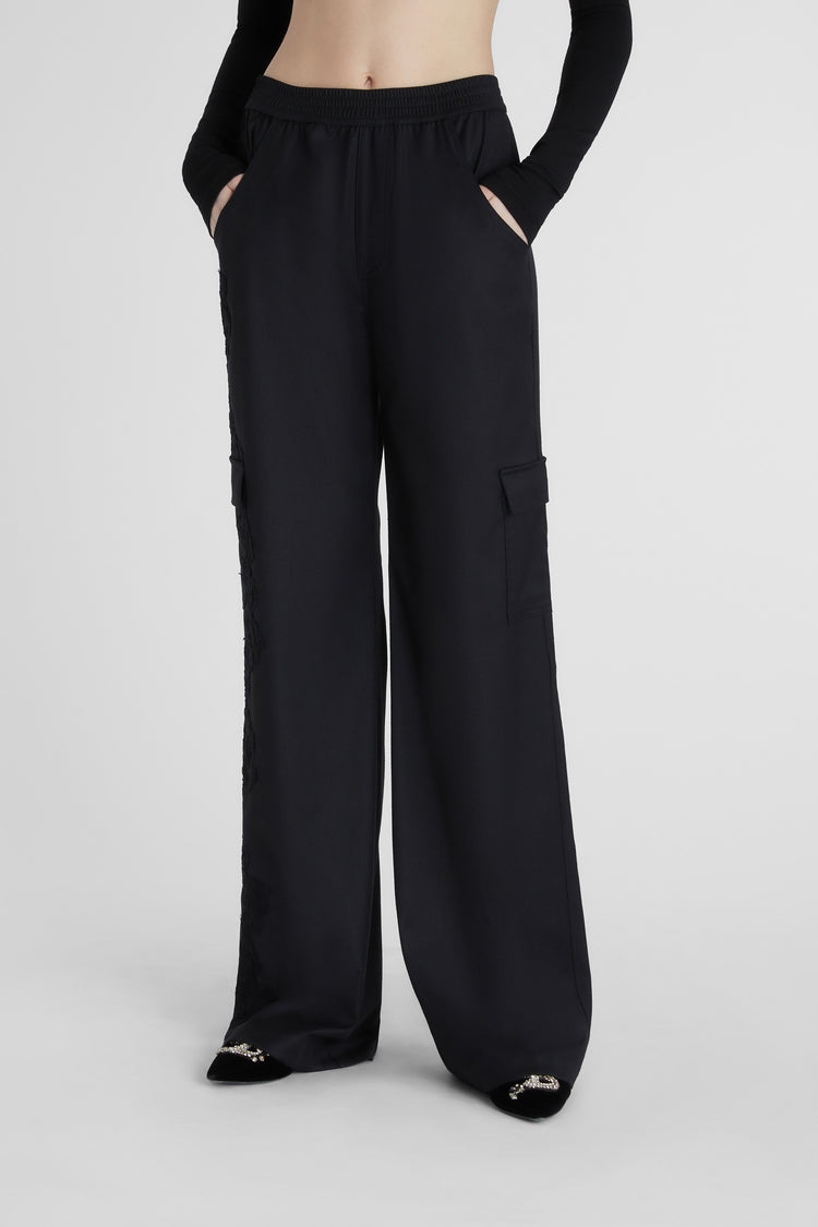 Wide-leg cargo trousers with lace.